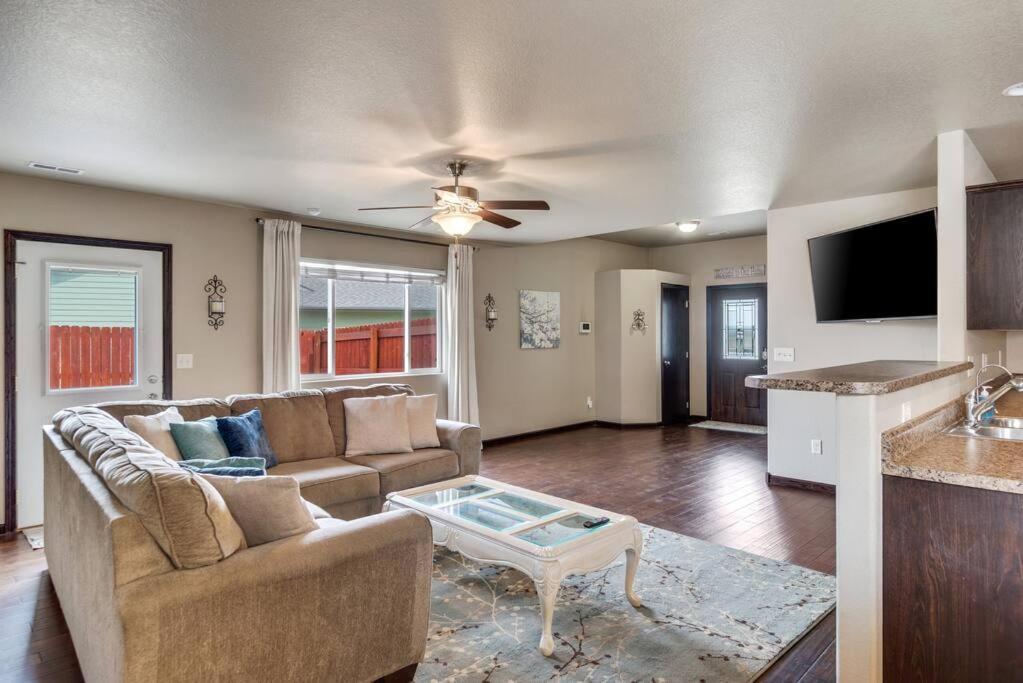 Large Home In The Most Convenient Location 拉皮德城 外观 照片