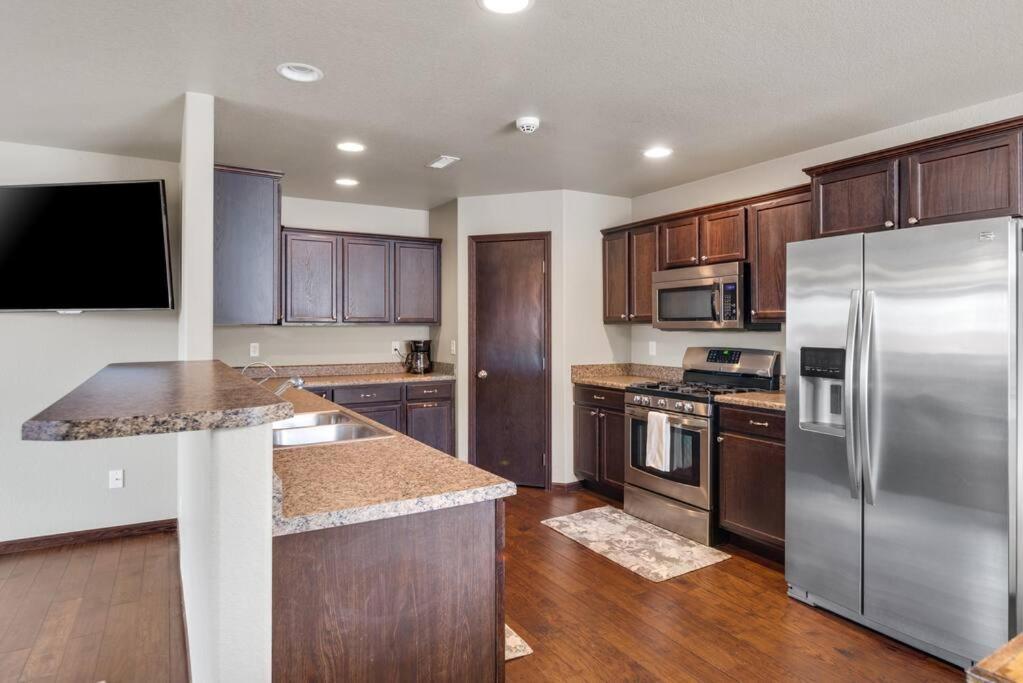 Large Home In The Most Convenient Location 拉皮德城 外观 照片