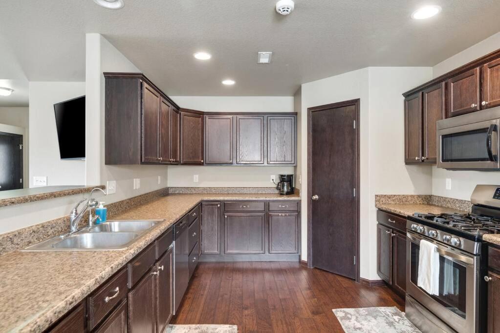 Large Home In The Most Convenient Location 拉皮德城 外观 照片